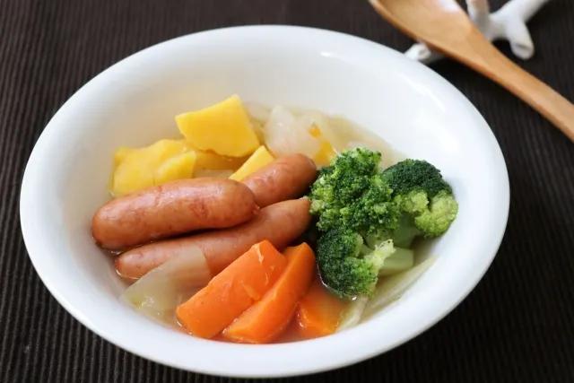 「ポトフ」と「コンソメスープ」の違いは？意味と使い分けを解説