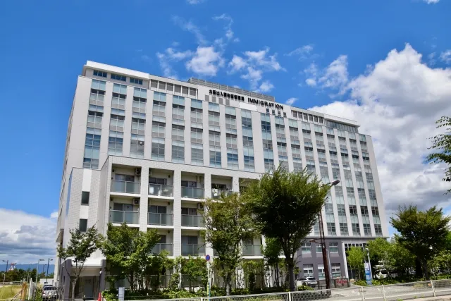 在留カード 外国人登録証明書 違い 意味 使い方
