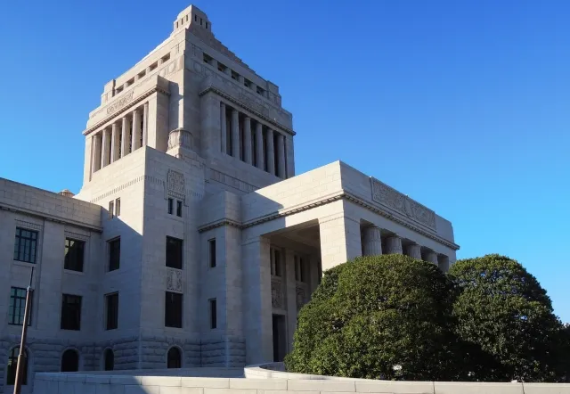 幹事長　官房長官　どっちが上