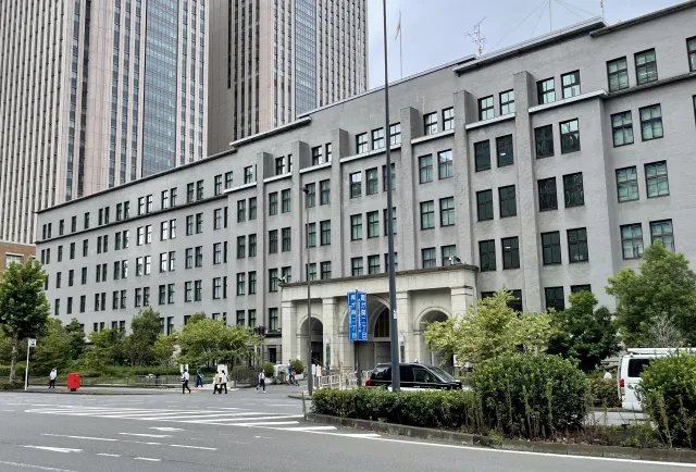 官僚　官僚　政治家　違い　関係　選挙