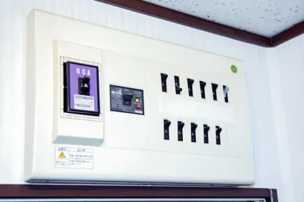 漏電遮断器 ブレーカー　違い　意味　見分け方