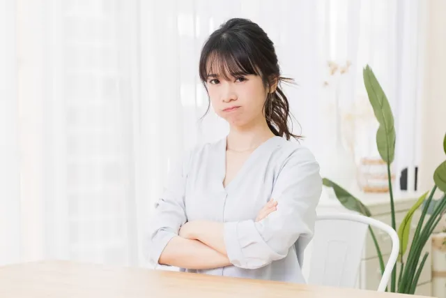 怒る　怒鳴る　違い　意味　　使い分け