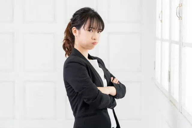 怒る　怒鳴る　違い