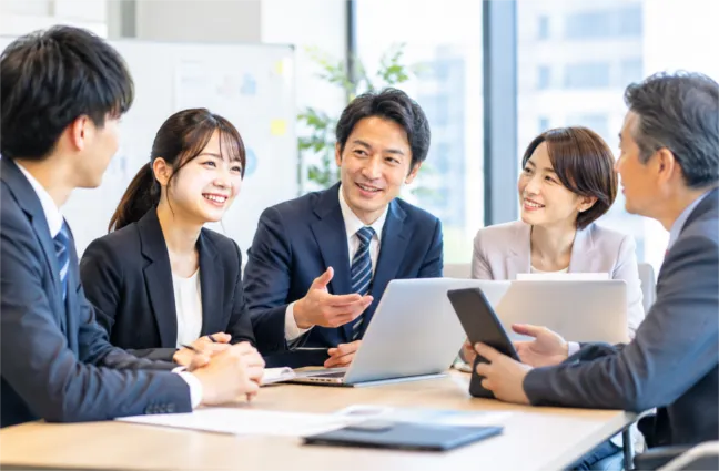 明るいオフィスでの活発な会議